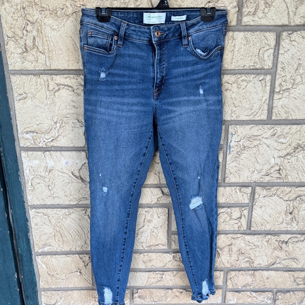 Re Generation by celebrity, pink meadow, Blue Distressed Jeans size 9/29